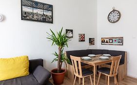 Sunny Renovated Apartment Close To Downtown